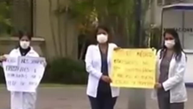 Egresados de Medicina Humana hicieron una protestas para poder ser esuchados por autoridades. (Foto: Captura de video / Latina Noticias)
