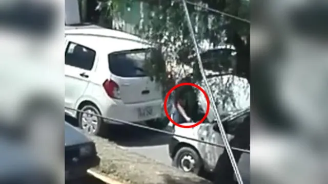 Captan momento exacto del robo de autopartes de taxi en Cusco [VIDEO]