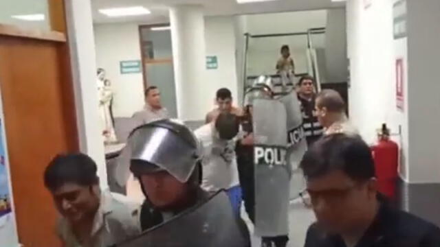 Durante el traslado de los sospechosos a la comisaría de Chincha Baja, la Policía tuvo que hacer un cerco para dispersar a la población. (Foto: Captura de América TV)