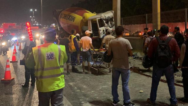 Vía de Evitamiento: camión choca contra puente peatonal y podría colapsar por daños severos