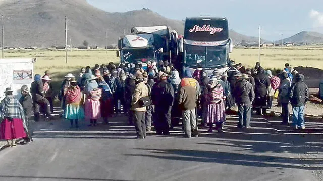 Obreros en Puno bloquean vías hacia Bolivia por pago de sueldos