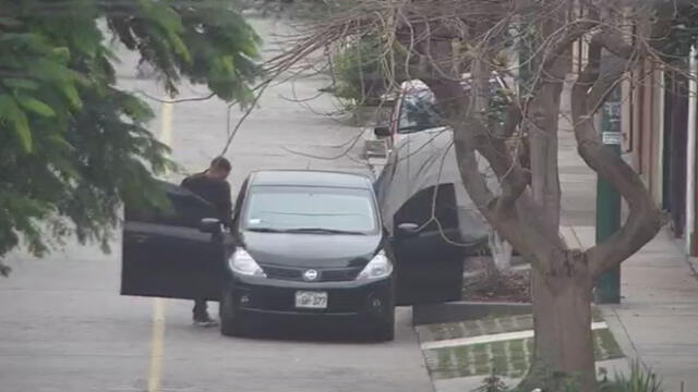 En la imagen se observa a Jhonathan Hugo Panizo Castillo ingresando al vehículo de su hermano Giancarlo Jesús Panizo Cotillo, cabecilla de la organización criminal. (Foto: Captura de video / PNP)