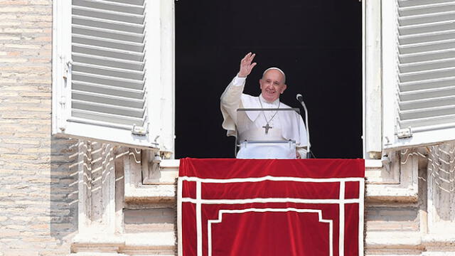 El Papa Francisco tras ser liberado este domingo. Llegó al rezo del Ángelus con diez minutos de retraso. Foto: AFP.