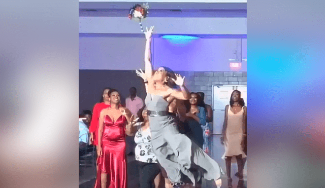 Lanza el bouquet y su amiga hace lo impensado para agarrarlo en el aire [VIDEO] 