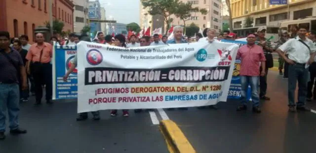 Dirigente nacionales y trabajadores marchas por las calles de Lima en rechazo al DL 1280.
