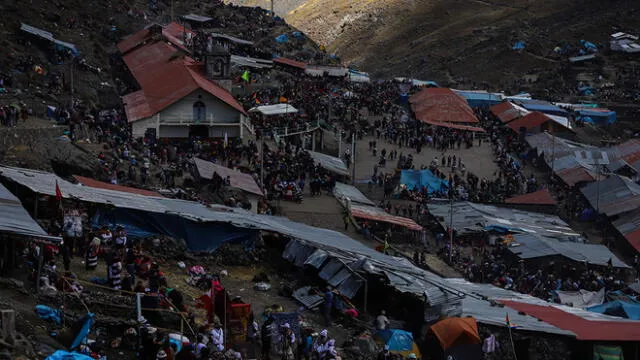 Más de medio millón de peregrinos congrega festividad religiosa en los Andes.