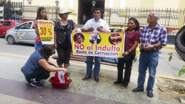 Piura: Maestros lavan bandera del Perú en rechazo a indulto de Fujimori