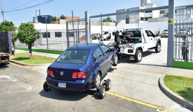 San Isidro: vehículos mal estacionados son llevados al depósito 