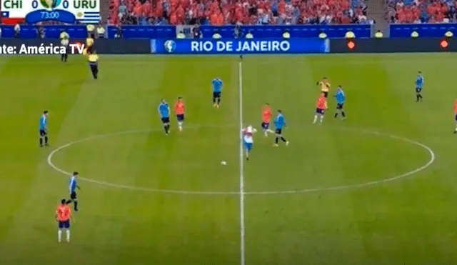 Hincha disfrazado de gallina interrumpió el juego entre Chile y Uruguay por Copa América 2019.