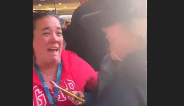 Karol G se conmueve al ver llorar a una madre que le pidió una foto [VIDEO]