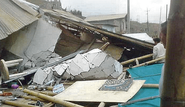 Deslizamiento de cerro sepulta cinco viviendas en Máncora