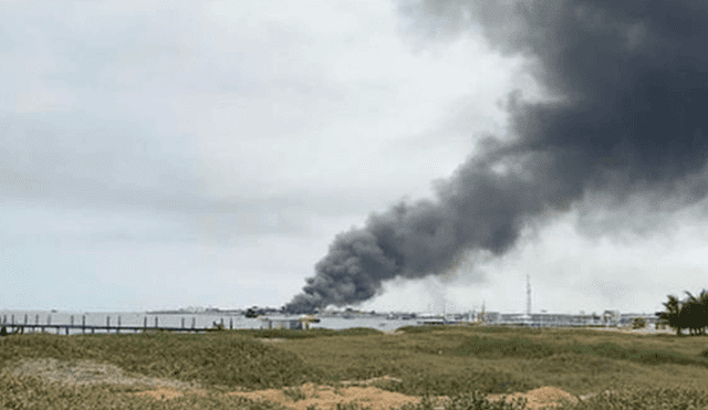 Ica: Incendio de grandes proporciones en complejo pesquero de Paracas