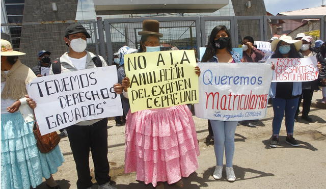 Padres de familia y estudiantes protestaron para que se respete la primera lista de ingresantes. Foto: Juan Carlos Cisneros