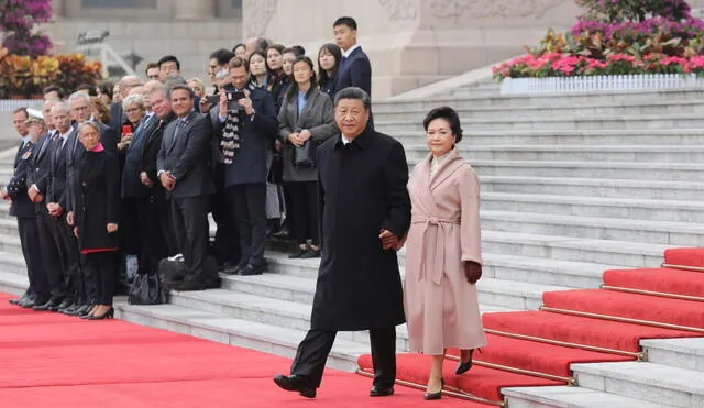 Chinese President Xi Jinping and his wife Peng Liyuan arrive to take part in a welcome ceremony of French President Emmanuel Macron at the Great Hall of the People in Beijing on November 6, 2019. (Photo by Ludovic MARIN / AFP)