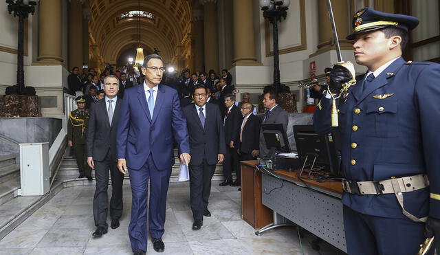Martín Vizcarra llega al Congreso para anunciar la inasistencia del Ejecutivo a la Comisión de Constitución [FOTOS]