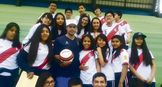 Enrique Meza: Clasificación de Perú beneficia a su fútbol