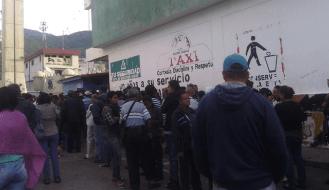 Venezuela: captan impactante cola de ciudadanos para conseguir harina y arroz [FOTOS]