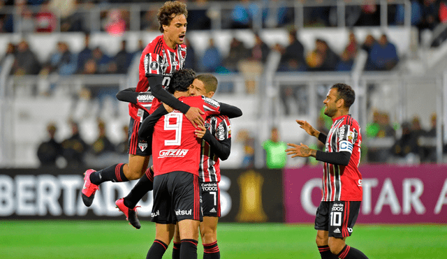 Alexandre Pato abrazado por su compañeros por abrir el marcador en Juliaca. | Foto: EFE