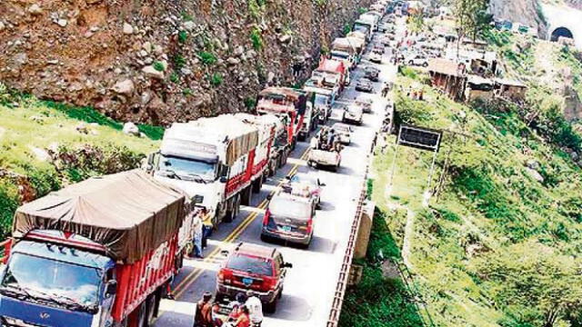 La actual Carretera Central solo cuenta con dos carriles y el tránsito vehicular es complicado.