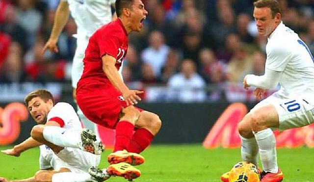 Jean Deza enfrentó a Wayne Rooney y Steven Gerrard en el 2014. Foto: Getty Images