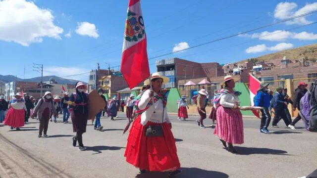 Manifestantes se desplazan por las calles de Puno. Foto: Liubomir Fernandez / URPI-LR