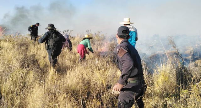 Pobladores y policías sofocaron fuego en zona de Chacamarca en el distrito de Pocsi.