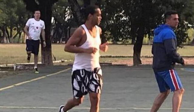 Ronaldinho suele pasar sus días jugando fútbol, fútbol-tenis y fútbol voley en la prisión.