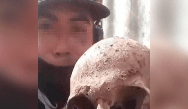 Joven se filmó manipulando un cráneo en un cementerio en plena cuarentena. Foto: Captura