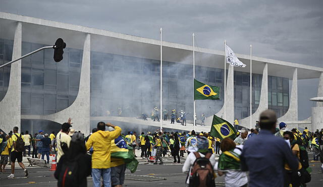 Los violentos manifestantes burlaron el cerco policial e ingresaron a Las principales sedes de poder en Brasil. Foto: EFE