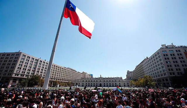 El domingo, con motivo del Día Internacional de la Mujer, se vio otra multitudinaria marcha en Chile. Foto: EFE