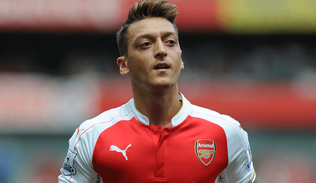 Mesut Ozil crítica a exleyendas del Arsenal por falta de apoyo