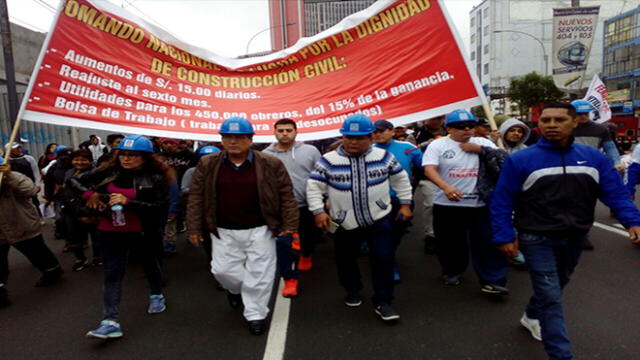 Trabajadores de construcción civil marchan por aumentos salariales