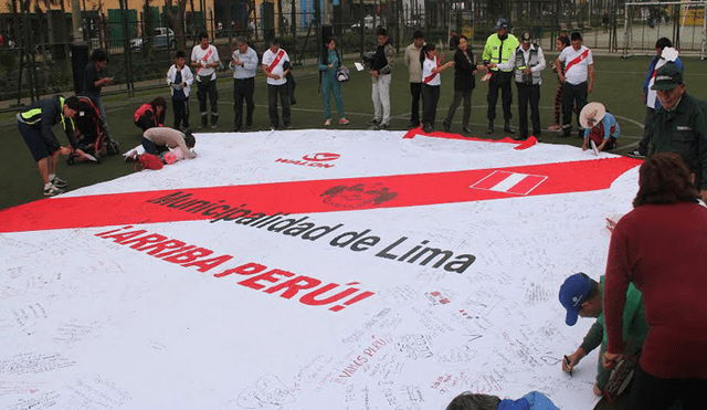 Perú vs. Nueva Zelanda: camiseta gigante recorrió calles de Lima en apoyo a la blanquirroja