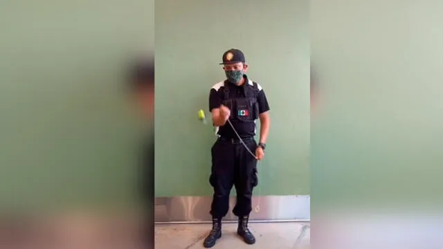 Desliza las imágenes para ver las increíbles acrobacias que hace este joven guardián con un trompo. Foto: TikTok