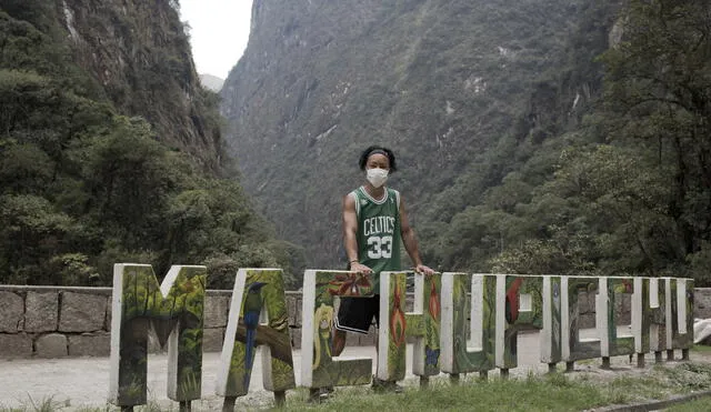 Jesse Katayama posa en el conocido letrero de entrada a Aguas Calientes (Machu Picchu pueblo).