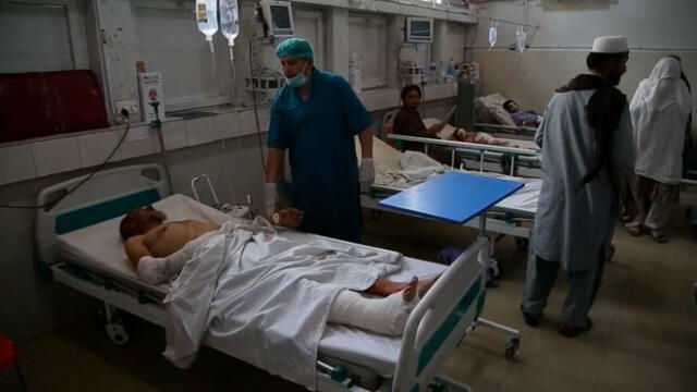 Médicos atienden a los heridos del atentado en un hospital local. Captura de video/EFE.