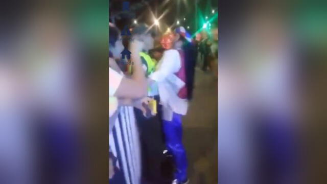 Mujer en presunto estado de ebriedad acosó sexualmente a policía durante el Carnaval de Barranquilla [VIDEO]