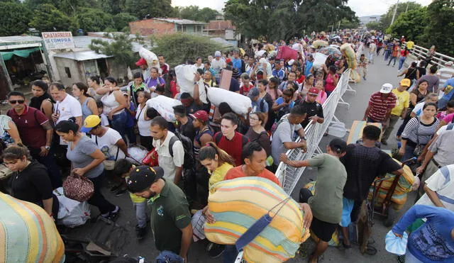 Venezolanos en el puente internacional Simón Bolívar en la frontera de su país, pugnan por llegar a Cúcuta, Colombia.