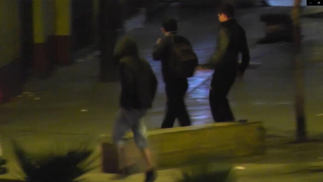 Cámara testigo capta el momento exacto al asalto de una de las recientes víctimas de la banda de adolescentes dedicados a asaltar entre los puentes que colindan entre el Cercado de Lima y el Rímac. (Foto: Captura de video)