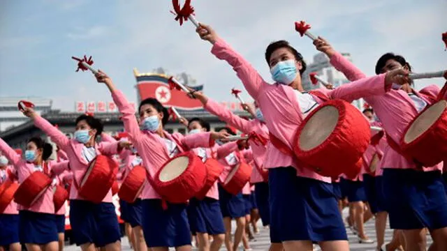 Mujeres bailan en la marcha en apoyo al Gobierno de Kim Jon-un. Foto: AFP