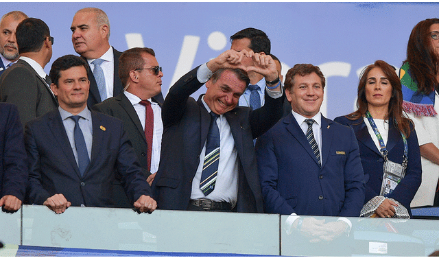 Jair Bolsonaro y Alejandro Domínguez se felicitaron tras el primer gol de Brasil vs. Perú. | Foto: AFP
