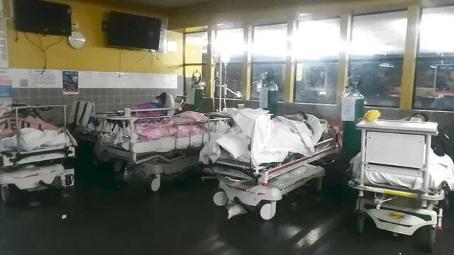 ALTA DEMANDA. Hospitales ya atienden en los pasadizos.