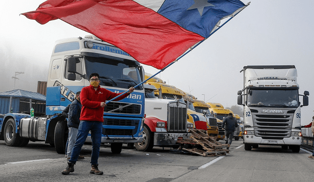 El paro inició el último lunes ante la subida de precios e inseguridad en las carreteras de Chile. Foto: AFP