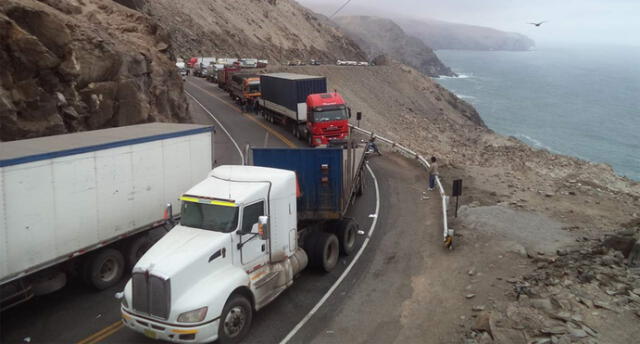 Arequipa: derrumbe en la Panamericana Sur deja varios vehículos varados