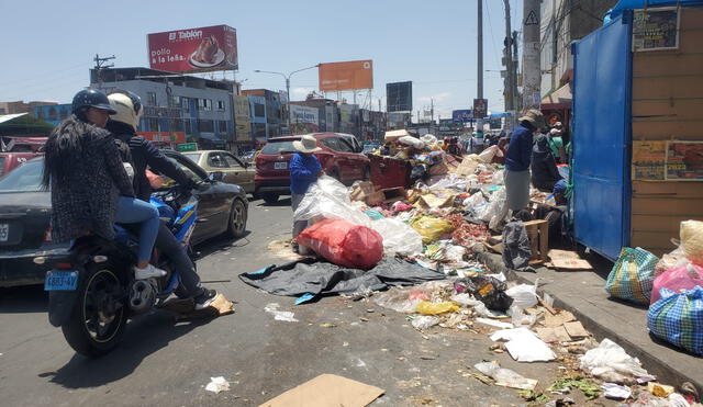 en la calle. Basura es amontonada en la vía pública.