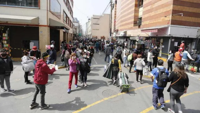 Ciertos de personas acuden a comprar en Mercado Central. Créditos: Antonio Melgarejo / La República.
