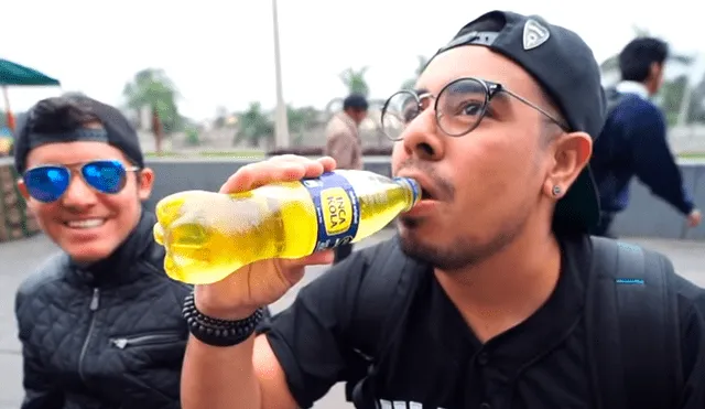 El youtuber mexicano 'Guatsi', se animó a probar la comida que venden en las calles del Centro de Lima. Foto: captura
