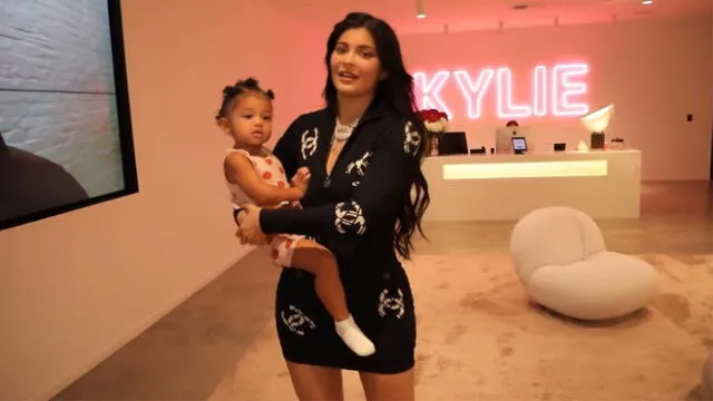 Kylie Jenner en su oficina de 'Kylie Cosmetics'