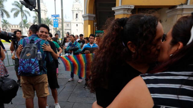 Besos contra la homofobia: comunidad LGTBI realiza besatón por Día del Amor [FOTOS]