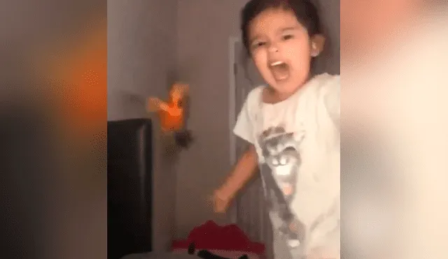 YouTube viral: temible loro es entrenado por una niña para que ataque cuando ella se lo pide [VIDEO]